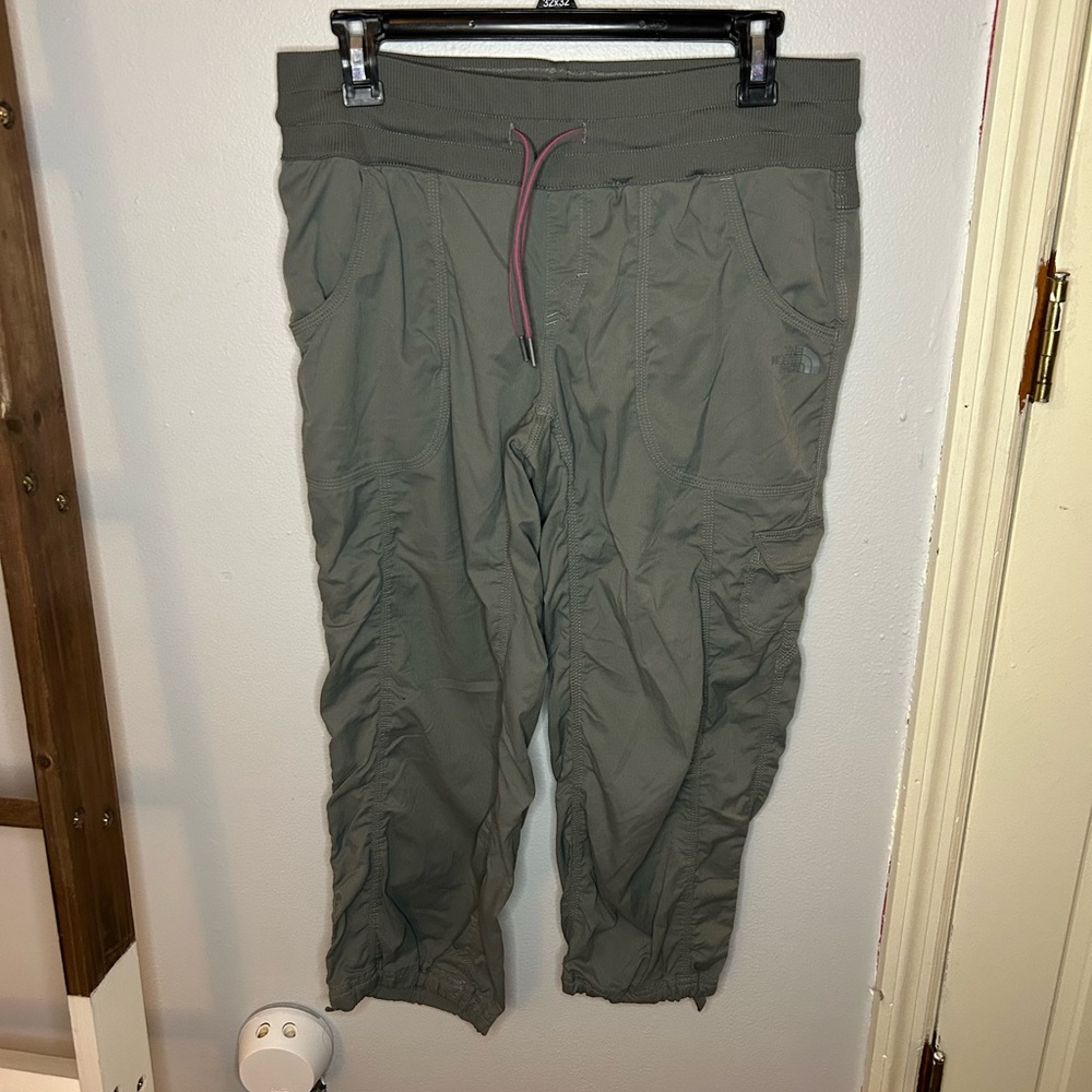 North Face Women’s Aphrodite 2.0 Capris Grey  Size Medium